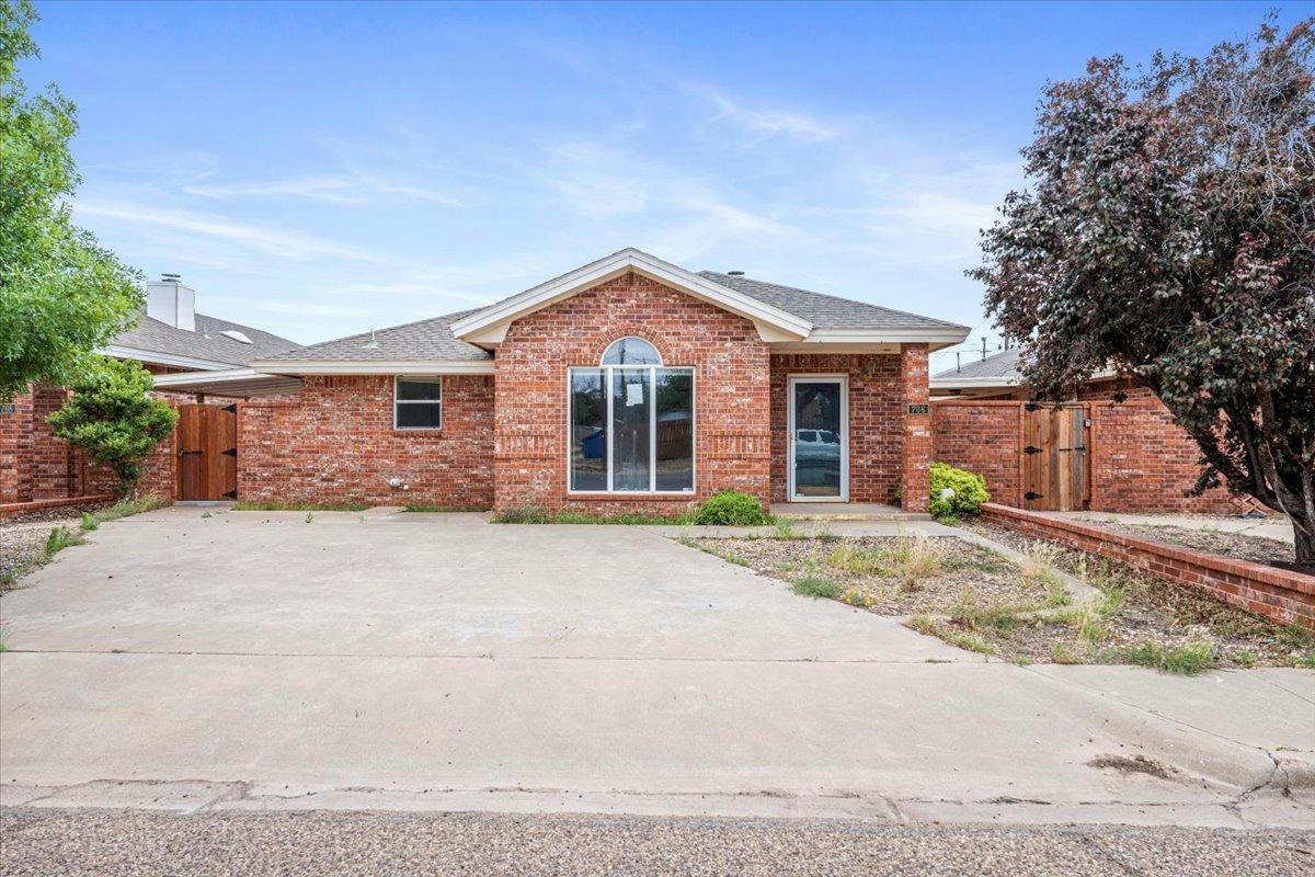 706 HICKORY ST, LEVELLAND, TX 79336, photo 1 of 12