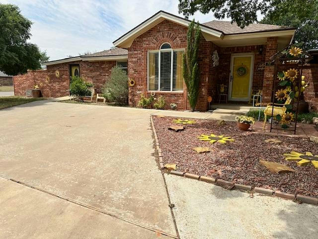 717 S HOWELL ST, BROWNFIELD, TX 79316, photo 1 of 16